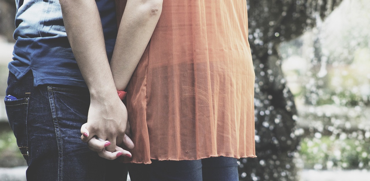 coupleholdinghands
